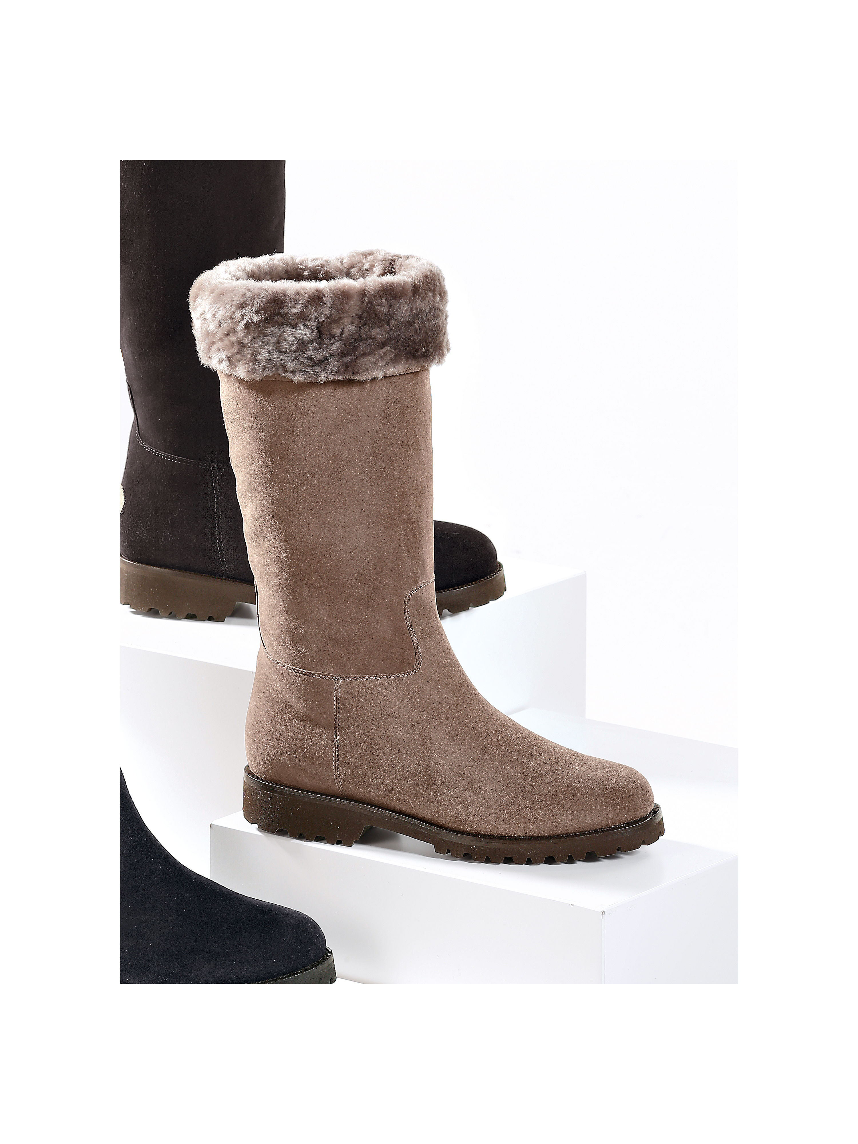 Image of Slip-on boots made from premium calfskin suede UNÜTZER beige