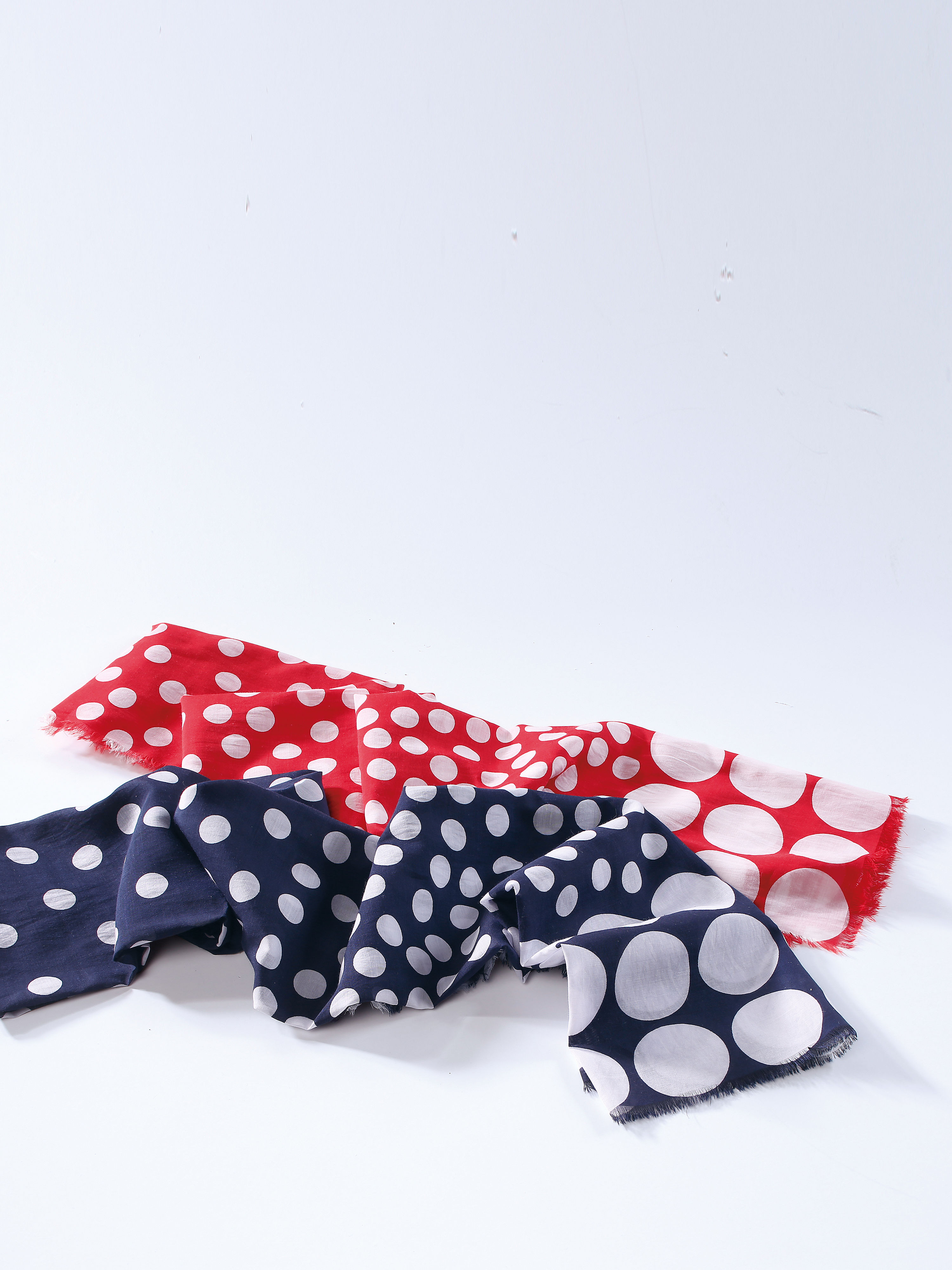 Image of Scarf Peter Hahn red