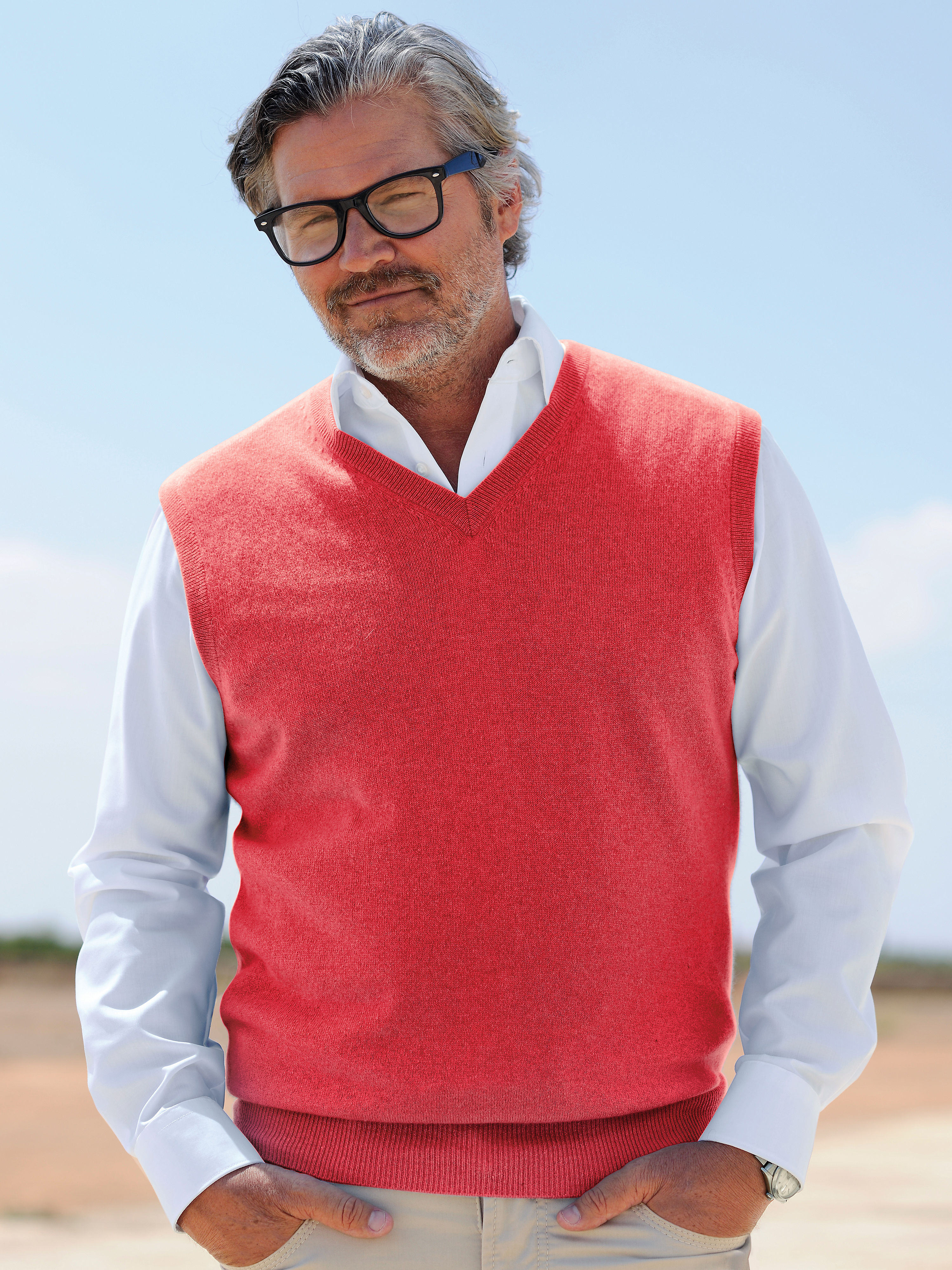 Image of Sleeveless jumper in 100% cashmere Peter Hahn red
