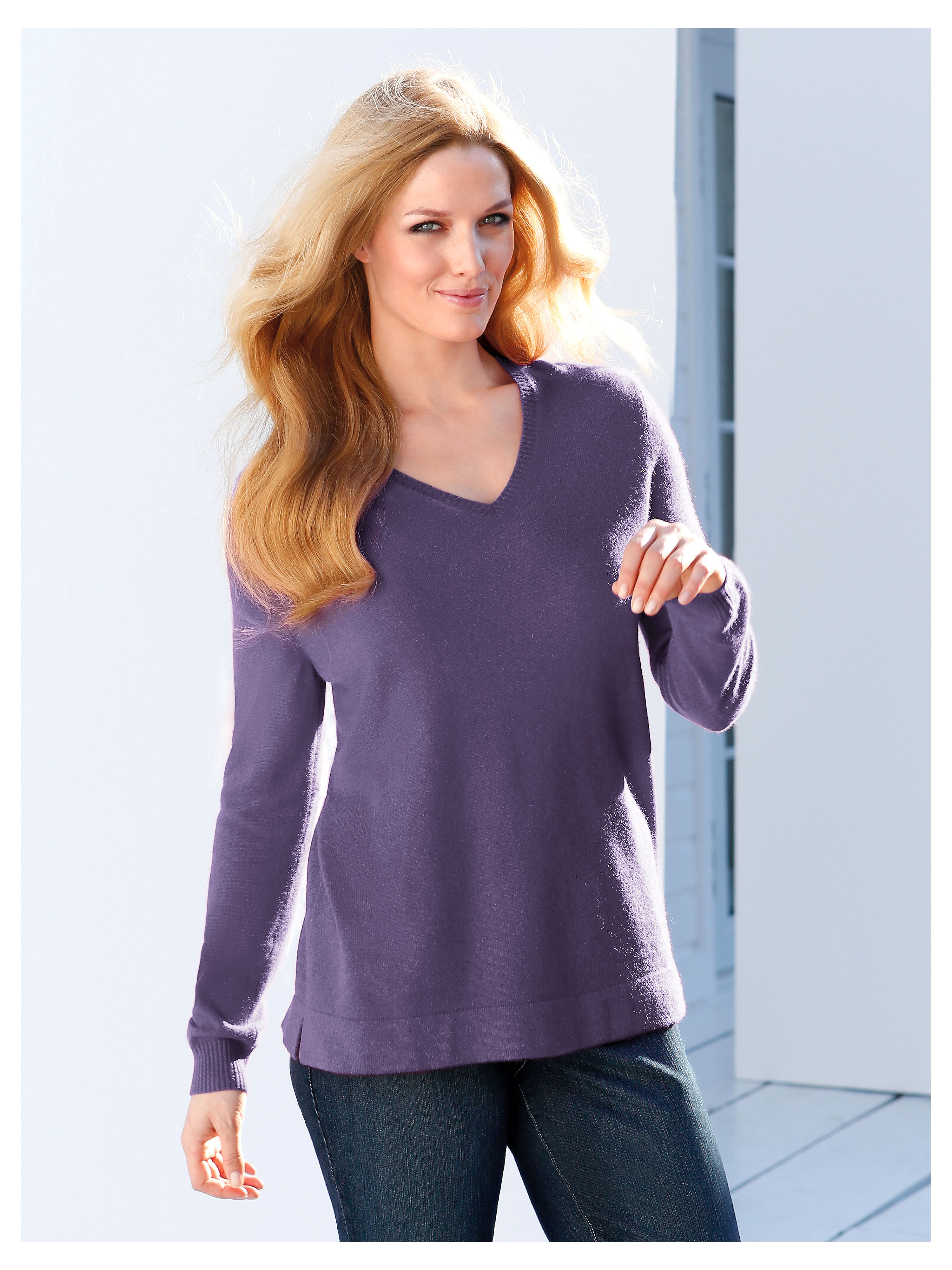 Image of V neck jumper made from 100% cashmere Anna Aura purple