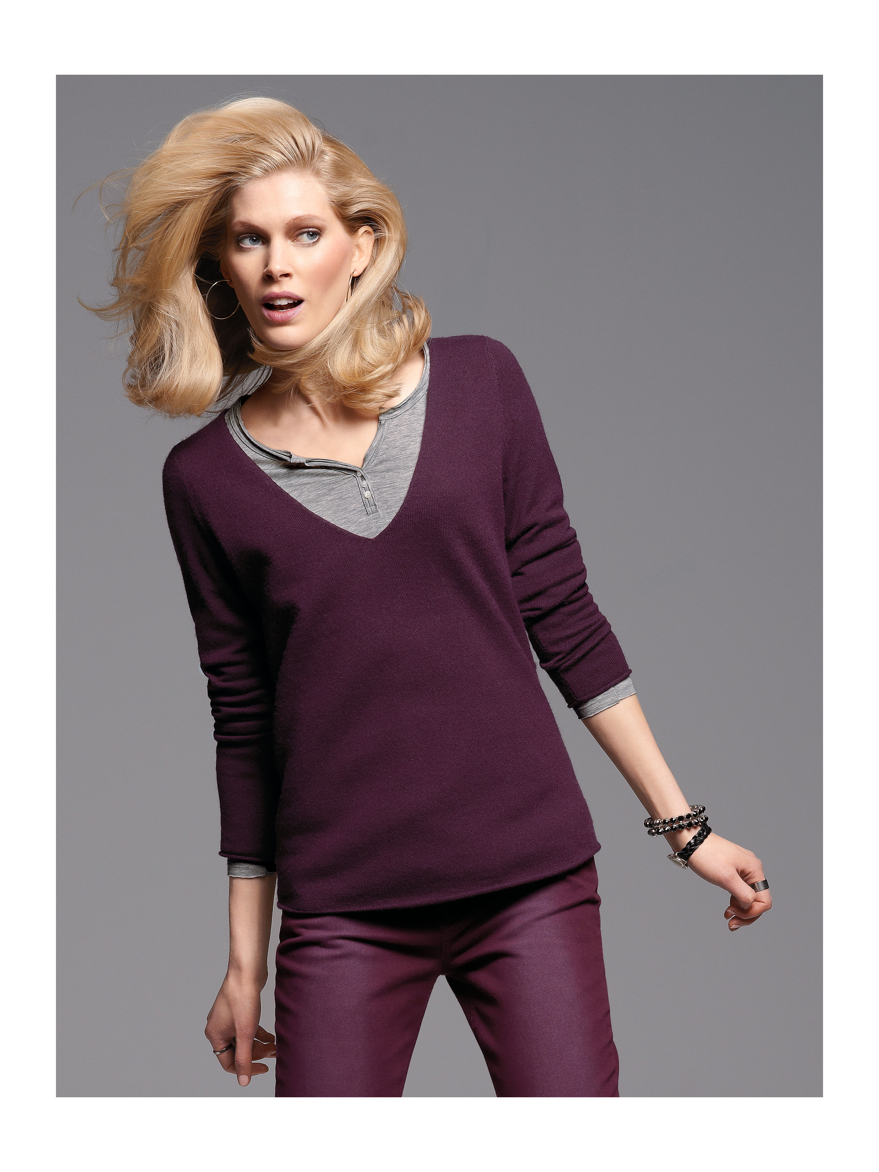Image of V neck jumper Looxent red