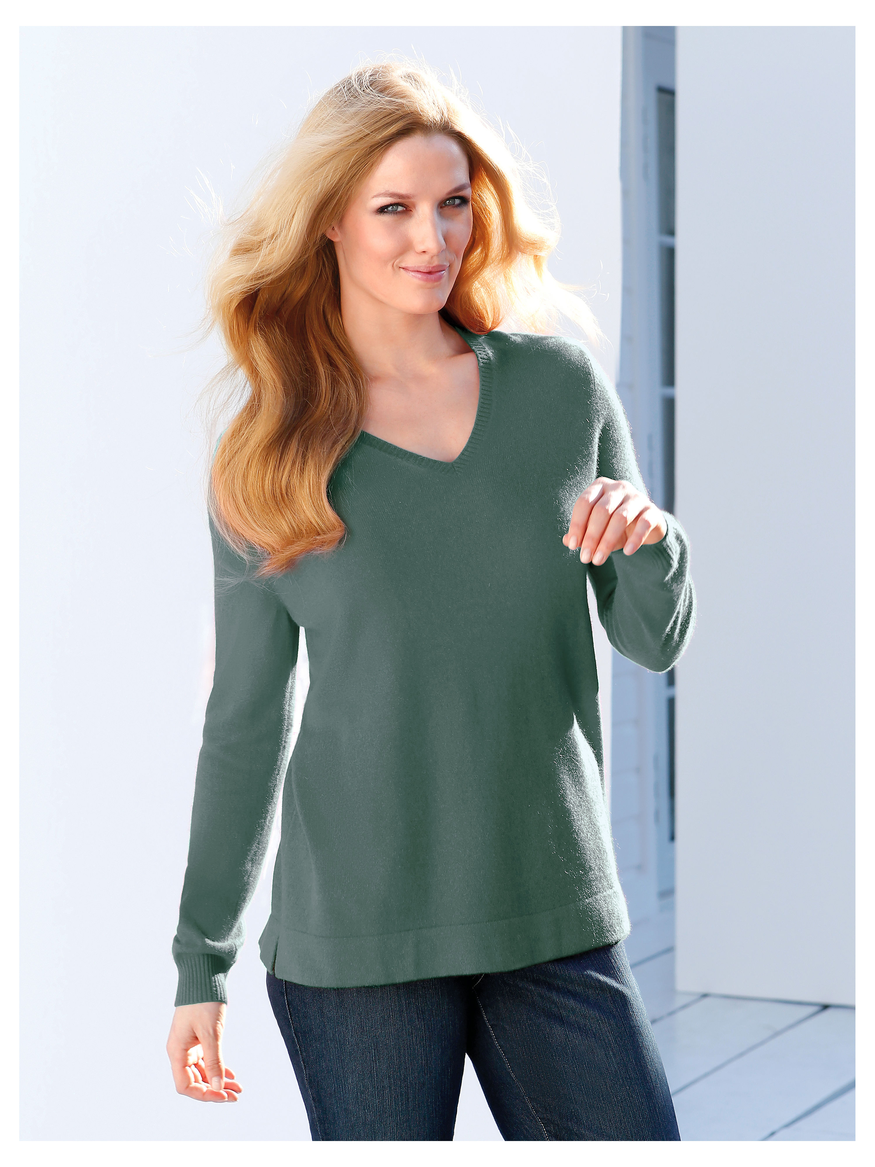 Image of V neck jumper made from 100% cashmere Anna Aura green